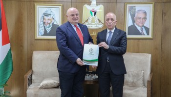 سلطة الأراضي تُسلم تخصيص قطعة أرض لصالح مؤسسة إدارة وتنمية أموال اليتامى