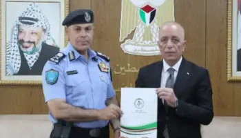 رئيس سلطة الأراضي يسلم تخصيصا لصالح وزارة الداخلية  ولمنفعة الشرطة