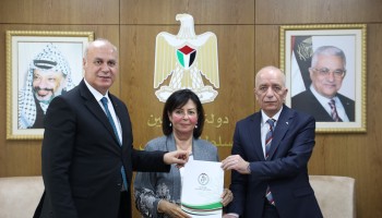 رئيس سلطة الأراضي يسلّم تخصيصاً لصالح وزارة الثقافة ولمنفعة جمعية ومركز حواء للثقافة والفنون في نابلس